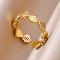Anillo Ajustable Conchas y Motivos con Cristales en Acero Dorado