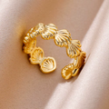 Anillo Ajustable de Conchas Marinas en Acero Dorado
