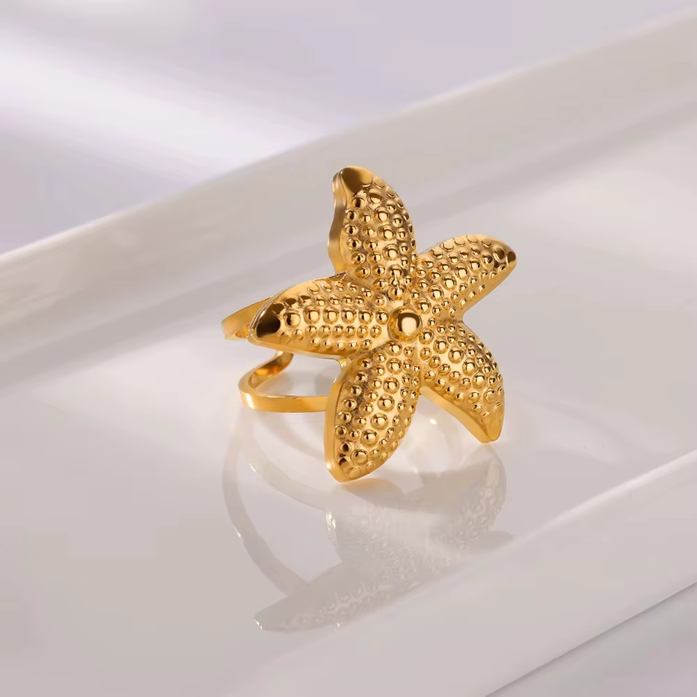 Anillo Abierto de Estrella de Mar Texturizada en Acero Dorado