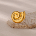 Anillo Ajustable de Caracola Nautilus en Acero Dorado