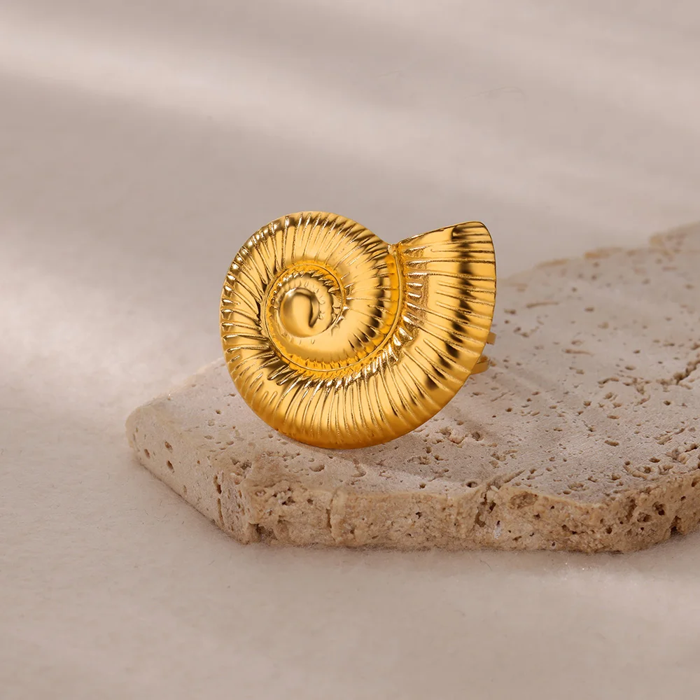 Anillo Ajustable de Caracola Nautilus en Acero Dorado