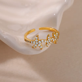 Anillo Ajustable Triple Estrella de Mar con Cristales en Acero Dorado