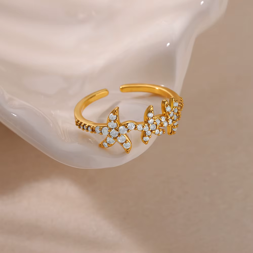 Anillo Ajustable Triple Estrella de Mar con Cristales en Acero Dorado