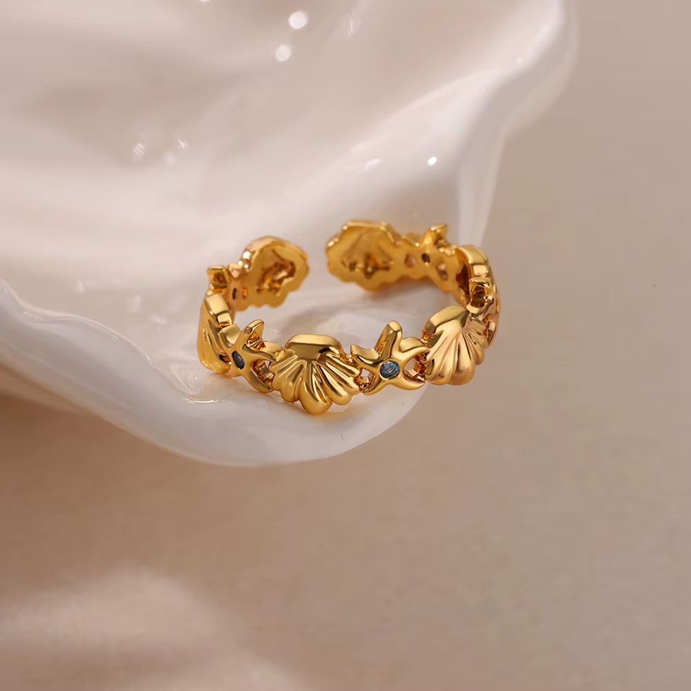 Anillo Ajustable Conchas Mar con Cristales Azules en Acero Dorado