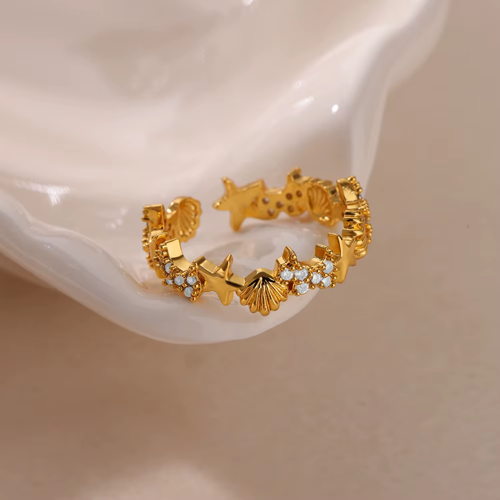 Anillo Ajustable Estrellas y Conchas de Mar con Cristales en Acero Dorado