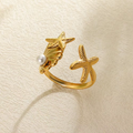 Anillo Ajustable Estrellas de Mar, Concha y Perla en Acero Dorado