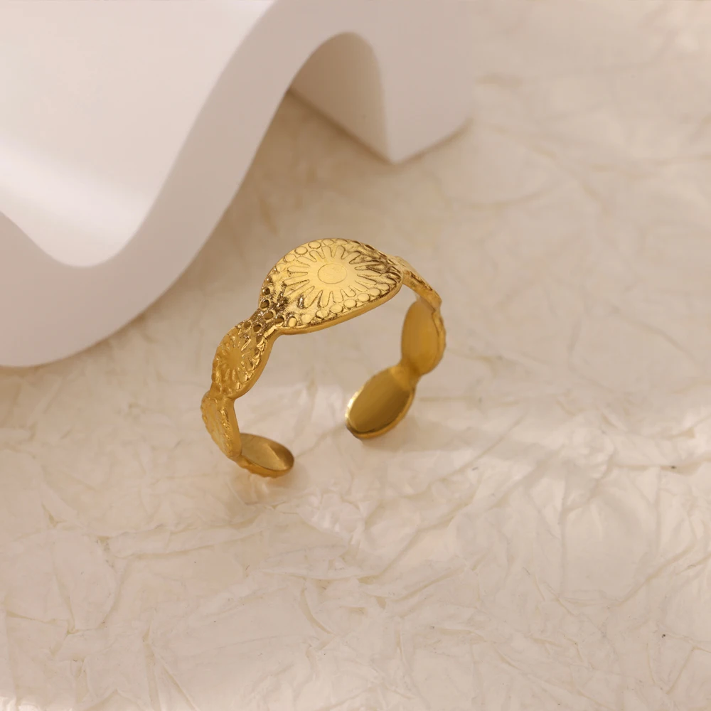 Anillo Ajustable Grabado Solar en Acero Dorado