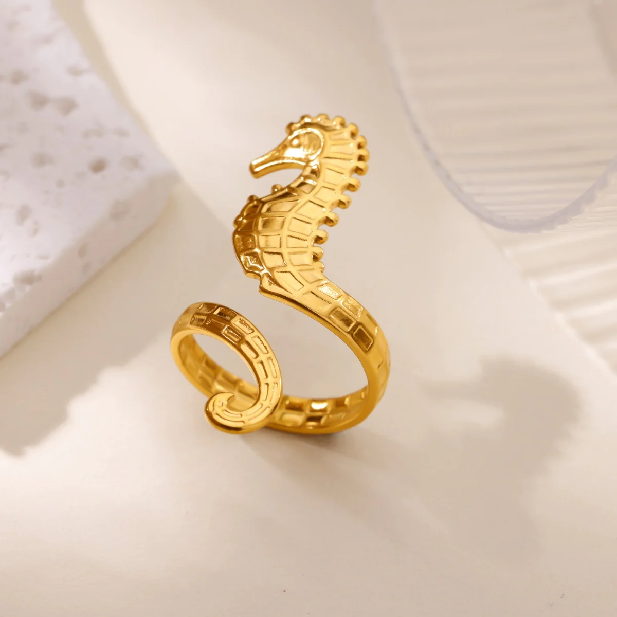 Anillo Ajustable de Caballito de Mar en Acero Dorado